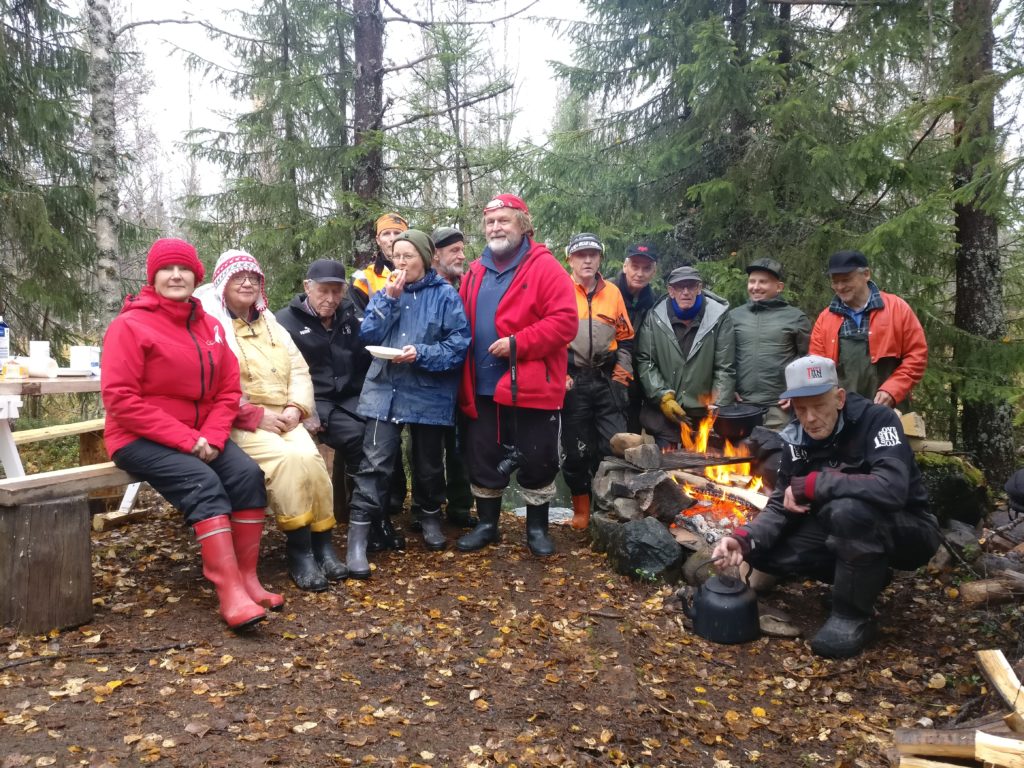 Suojeluyhdistyksen jäseniä nuotion äärellä